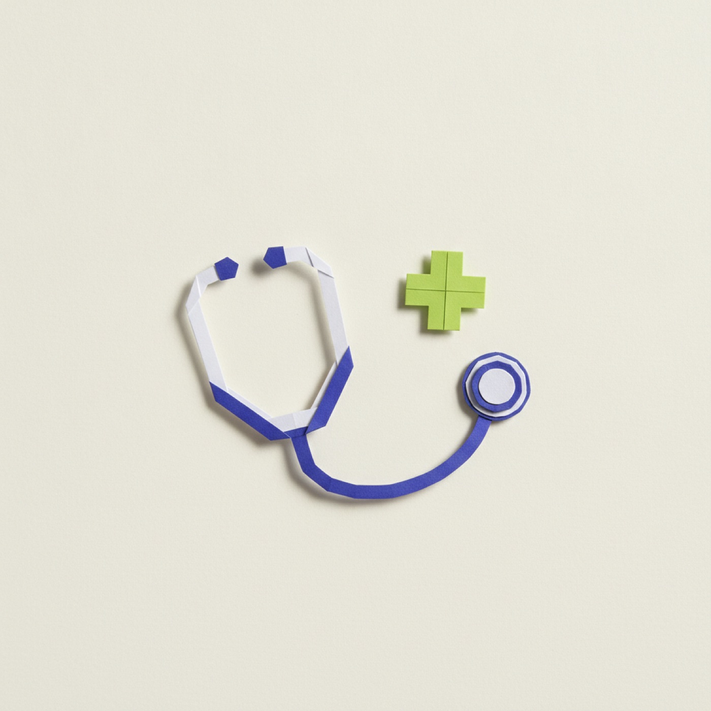 Ilustración de papel de un estetoscopio y una cruz médica